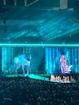 Caterina Valentino Instagram - 𝐐𝐮𝐢é𝐧 𝐦á𝐬 𝐚𝐦𝐚 𝐬𝐮 𝐦ú𝐬𝐢𝐜𝐚⁉️ @shakira
VIENEN CONMIGO SIEMPRE es 𝐈𝐍𝐄𝐕𝐈𝐓𝐀𝐁𝐋𝐄 ♥️
@bizarrap el increíble @alejandrosanz 🔥 @manuelturizo
Yo llegue sin voz y sin zapatos a la casa 😂
@hardrockcafe @hardrockstadium the best!
#lasmujeresyanolloranworldtour
#LastNight #miami