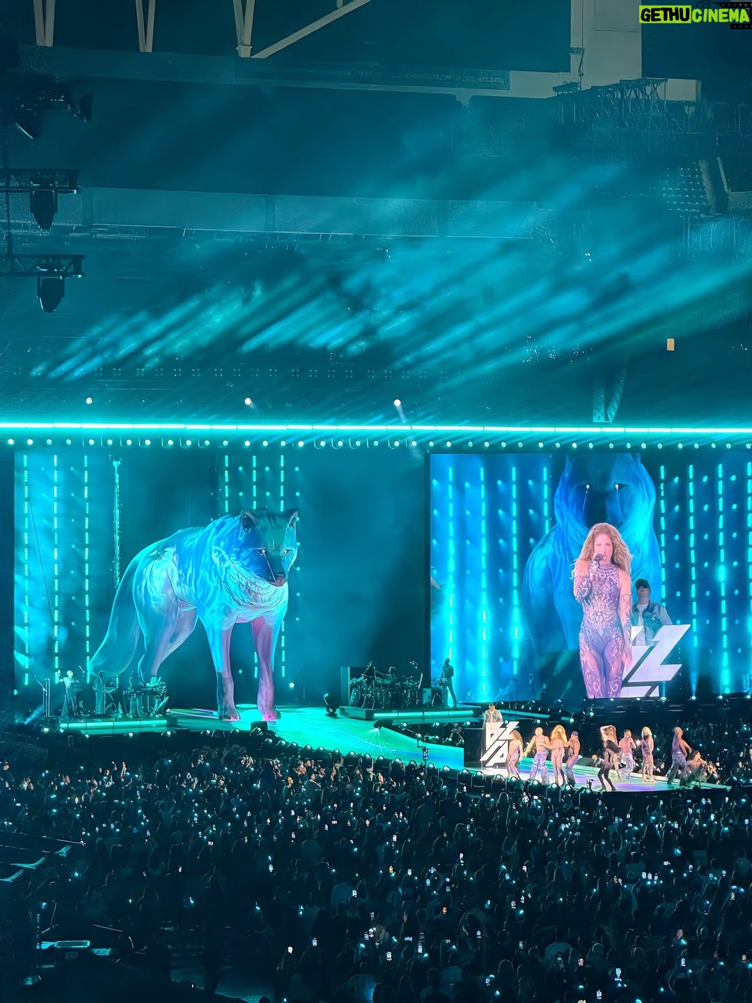 Caterina Valentino - 19.8K Likes - 𝐐𝐮𝐢é𝐧 𝐦á𝐬 𝐚𝐦𝐚 𝐬𝐮 𝐦ú𝐬𝐢𝐜𝐚⁉️ @shakira
VIENEN CONMIGO SIEMPRE es 𝐈𝐍𝐄𝐕𝐈𝐓𝐀𝐁𝐋𝐄 ♥️

@bizarrap el increíble @alejandrosanz 🔥 @manuelturizo 

Yo llegue sin voz y sin zapatos a la casa 😂
@hardrockcafe @hardrockstadium the best! 

#lasmujeresyanolloranworldtour 
#LastNight #miami