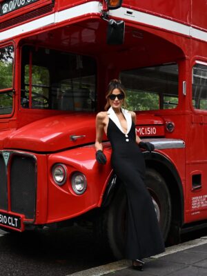 Caterina Valentino Instagram - 🇬🇧 𝟏 𝐭𝐨 𝟏𝟎 𝐑𝐚𝐭𝐞 𝐦𝐲 𝐨𝐮𝐭𝐟𝐢𝐭 ⁉️
Quién más ama el black and white?
Your driver has arrived🚗 Llegué a buscarte
En la foto 13 estoy brava por que no sales 😂nunca entendí mi cara.
Working on a new advertising campaign
Trabajando en nueva campaña publicitaria ✨
Photo: @iriwkis
Dress: @ellaboutiquemiami
Shoes: @ysl
Makeup/Hair: @jessbonwickmua
Jewels @caterinavalentinoworld
Los amo ♥️
#moda #fashiongram #london #uk