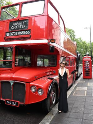 Caterina Valentino Instagram - 🇬🇧 𝟏 𝐭𝐨 𝟏𝟎 𝐑𝐚𝐭𝐞 𝐦𝐲 𝐨𝐮𝐭𝐟𝐢𝐭 ⁉️
Quién más ama el black and white?
Your driver has arrived🚗 Llegué a buscarte
En la foto 13 estoy brava por que no sales 😂nunca entendí mi cara.
Working on a new advertising campaign
Trabajando en nueva campaña publicitaria ✨
Photo: @iriwkis
Dress: @ellaboutiquemiami
Shoes: @ysl
Makeup/Hair: @jessbonwickmua
Jewels @caterinavalentinoworld
Los amo ♥️
#moda #fashiongram #london #uk