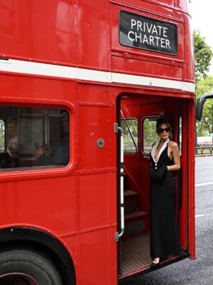 Caterina Valentino Instagram - 🇬🇧 𝟏 𝐭𝐨 𝟏𝟎 𝐑𝐚𝐭𝐞 𝐦𝐲 𝐨𝐮𝐭𝐟𝐢𝐭 ⁉️
Quién más ama el black and white?
Your driver has arrived🚗 Llegué a buscarte
En la foto 13 estoy brava por que no sales 😂nunca entendí mi cara.
Working on a new advertising campaign
Trabajando en nueva campaña publicitaria ✨
Photo: @iriwkis
Dress: @ellaboutiquemiami
Shoes: @ysl
Makeup/Hair: @jessbonwickmua
Jewels @caterinavalentinoworld
Los amo ♥️
#moda #fashiongram #london #uk