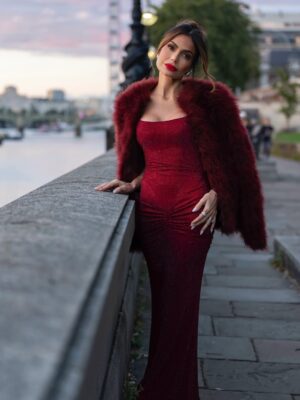 Caterina Valentino Instagram - 𝟏 𝐭𝐨 𝟏𝟎 𝐑𝐚𝐭𝐞 𝐦𝐲 𝐨𝐮𝐭𝐟𝐢𝐭 ⁉️
Quién más ama este color❓ Amo el rojo intenso
London you stole my heart 🇬🇧 🫀
Working on a new advertising campaign
Trabajando en nueva campaña publicitaria ✨
Photo: @2dorphoto
Dress: @ellaboutiquemiami
Makeup/Hair: @jessbonwickmua
Jewels @caterinavalentinoworld
Los amo ♥️
#moda #fashion #london #Award