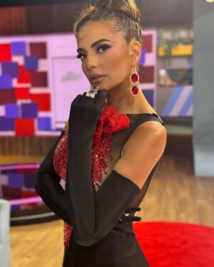 Cecilia Galliano Instagram - Linda Noche ❤️ 
👗 @israel_garrido_moda 
💄 @julioarroyo 
💇🏻‍♀️ @giorangel25 
💍 @fernandorodriguezdesign_ 
💍