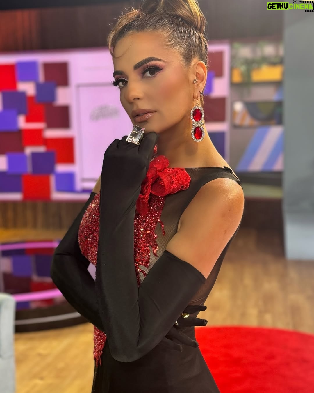 Cecilia Galliano - 35.3K Likes - Linda Noche ❤️ 
👗 @israel_garrido_moda 
💄 @julioarroyo 
💇🏻‍♀️ @giorangel25 
💍 @fernandorodriguezdesign_ 
💍