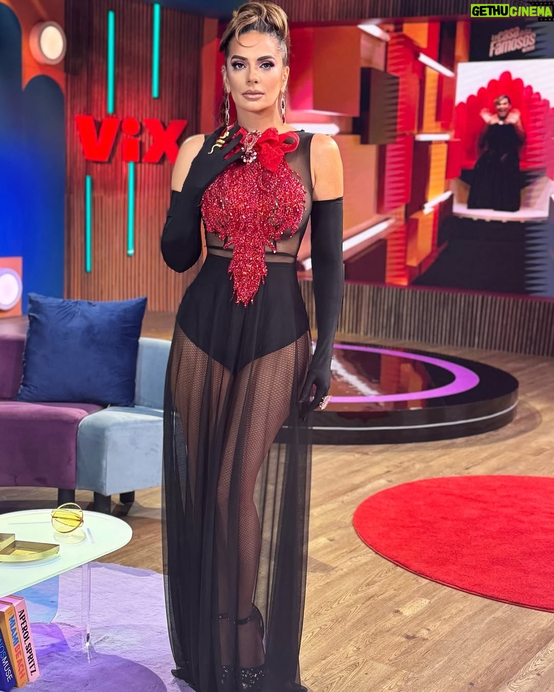 Cecilia Galliano - 35.3K Likes - Linda Noche ❤️ 
👗 @israel_garrido_moda 
💄 @julioarroyo 
💇🏻‍♀️ @giorangel25 
💍 @fernandorodriguezdesign_ 
💍