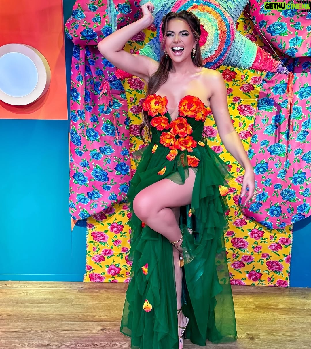 Cecilia Galliano - 36.5K Likes - Que gran fiesta hoy y que gran vestido de @israel_garrido_moda una noche preciosa ❤️💃❤️💃 siempre @vix @decorarteaccesorios