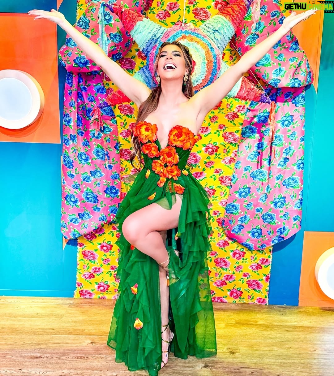 Cecilia Galliano - 36.5K Likes - Que gran fiesta hoy y que gran vestido de @israel_garrido_moda una noche preciosa ❤️💃❤️💃 siempre @vix @decorarteaccesorios