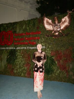 Celine Evangelista Instagram - HUT RI 80th 🇮🇩

.

Fashion Stylist: @doleytobing 
Make Up: @loritayoung_mua 
Hijab Do: @awanisaw 
Asst. Stylist: @putiannisa @pforputi 
Fashion Designer: @houseofdimassinggih by @dimassinggih 
Accessories: @lykastory @anomsilver 
Traditional Fabric: @tigaecollection @emil_mke 
 @bentukmanagement @agungsaputrabm @agungsap577 @jagarsilaen82
