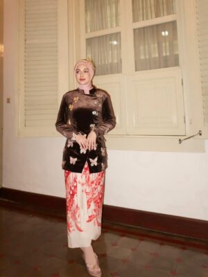 Celine Evangelista Instagram - HUT RI 80th 🇮🇩

.

Fashion Stylist: @doleytobing 
Make Up: @loritayoung_mua 
Hijab Do: @awanisaw 
Asst. Stylist: @putiannisa @pforputi 
Fashion Designer: @houseofdimassinggih by @dimassinggih 
Accessories: @lykastory @anomsilver 
Traditional Fabric: @tigaecollection @emil_mke 
 @bentukmanagement @agungsaputrabm @agungsap577 @jagarsilaen82