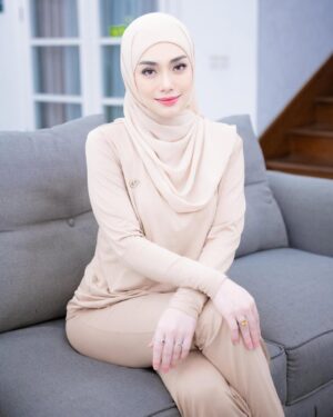 Celine Evangelista Instagram - 😇 

📸 by @davinadinata
Hijab by @awanisaw
One set by @gladscollection