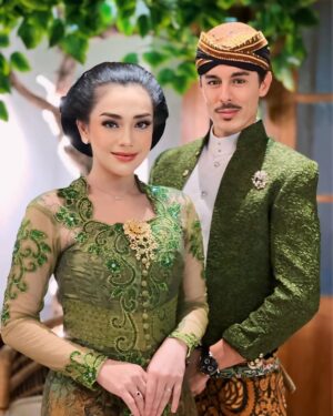 Celine Evangelista Instagram - Malam ini di Solo menghadiri acara 
Mangkunagaran Surakarta 🙏😇
With @davidalepalo