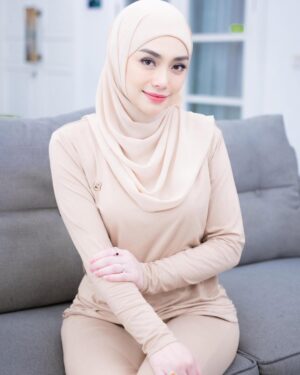 Celine Evangelista Instagram - 😇 

📸 by @davinadinata
Hijab by @awanisaw
One set by @gladscollection