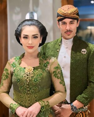 Celine Evangelista Instagram - Malam ini di Solo menghadiri acara 
Mangkunagaran Surakarta 🙏😇
With @davidalepalo