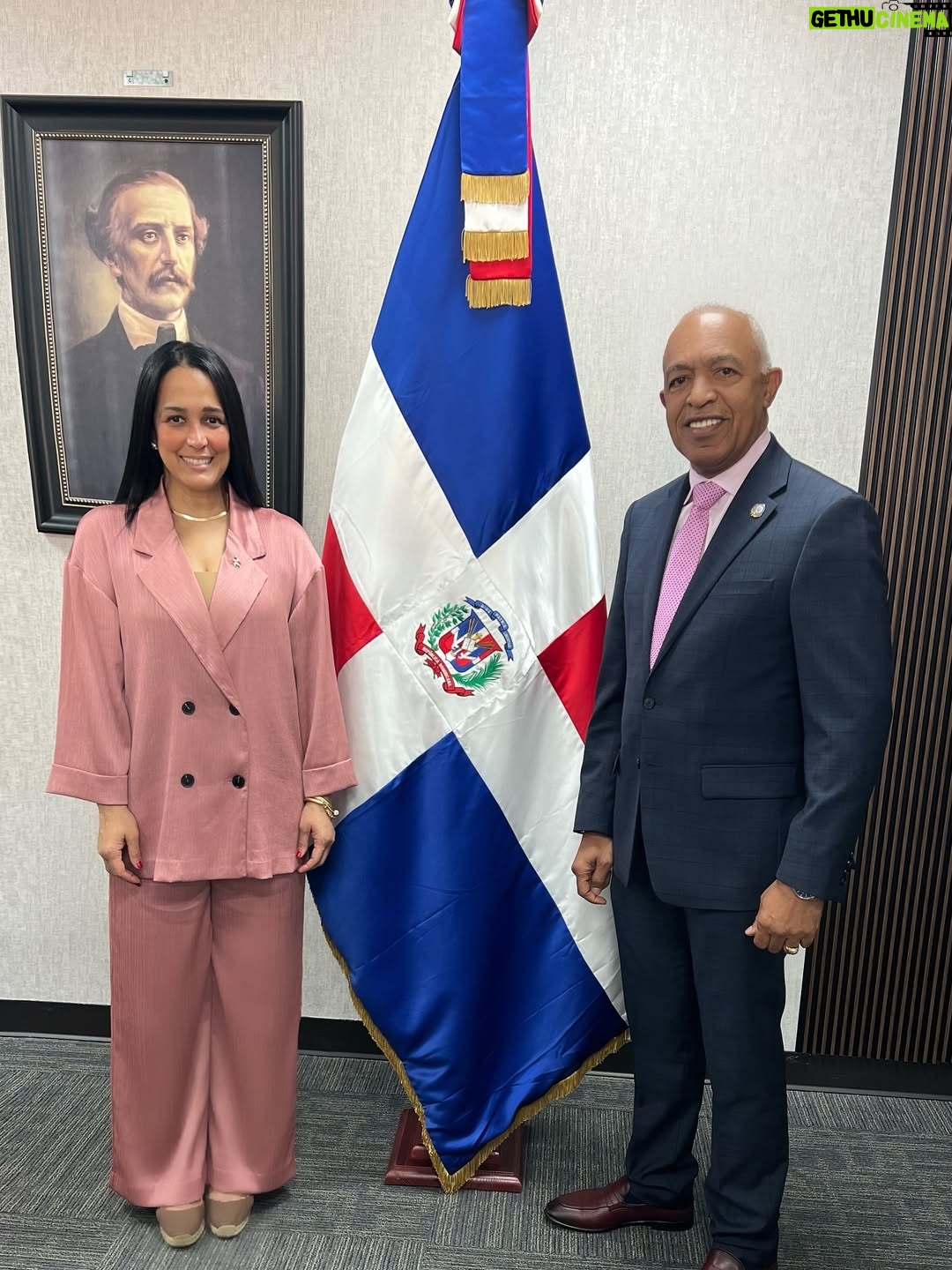 Celines Toribio - 3 Likes - Y así pasa la vida…..
.
AMANDO LAS HUELLAS QUE OTRAS PERSONAS DEJAN EN MI 😊🇩🇴
.
Desde el nuevo cónsul estadounidense en RD #williamswaney , nuevos miembros de INDEX , hasta un atardecer de trabajo pero junto a #mrbig ❤️
.
Desliza y mira en mi sonrisa el arte de COMPARTIR todo LO BUENO que tiene la vida. #feliz #agradecida #buenosamigos