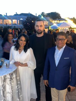 Celines Toribio Instagram - Y asĆ pasa la vidaā¦..
.
AMANDO LAS HUELLAS QUE OTRAS PERSONAS DEJAN EN MI šš©š“
.
Desde el nuevo cónsul estadounidense en RD #williamswaney , nuevos miembros de INDEX , hasta un atardecer de trabajo pero junto a #mrbig ā¤ļø
.
Desliza y mira en mi sonrisa el arte de COMPARTIR todo LO BUENO que tiene la vida. #feliz #agradecida #buenosamigos