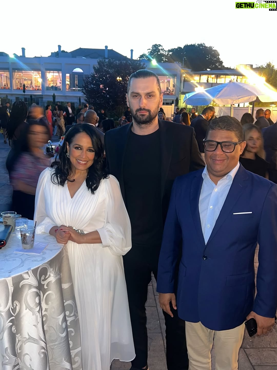 Celines Toribio - 3 Likes - Y así pasa la vida…..
.
AMANDO LAS HUELLAS QUE OTRAS PERSONAS DEJAN EN MI 😊🇩🇴
.
Desde el nuevo cónsul estadounidense en RD #williamswaney , nuevos miembros de INDEX , hasta un atardecer de trabajo pero junto a #mrbig ❤️
.
Desliza y mira en mi sonrisa el arte de COMPARTIR todo LO BUENO que tiene la vida. #feliz #agradecida #buenosamigos