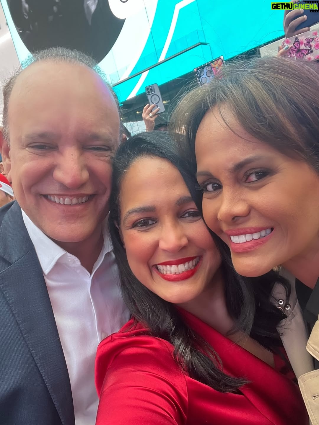 Celines Toribio - 3 Likes - Y así pasa la vida…..
.
AMANDO LAS HUELLAS QUE OTRAS PERSONAS DEJAN EN MI 😊🇩🇴
.
Desde el nuevo cónsul estadounidense en RD #williamswaney , nuevos miembros de INDEX , hasta un atardecer de trabajo pero junto a #mrbig ❤️
.
Desliza y mira en mi sonrisa el arte de COMPARTIR todo LO BUENO que tiene la vida. #feliz #agradecida #buenosamigos