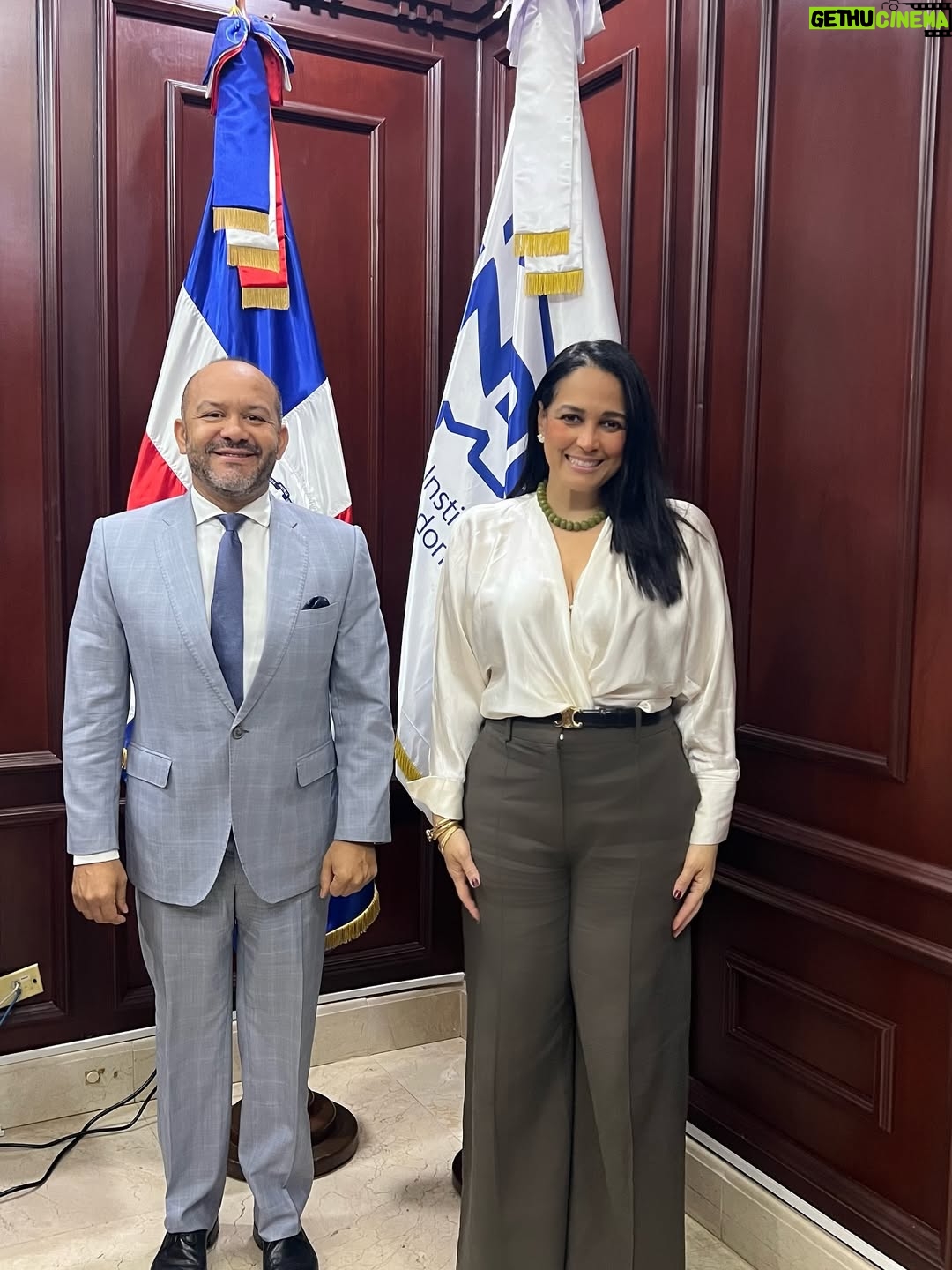 Celines Toribio - 3 Likes - Y así pasa la vida…..
.
AMANDO LAS HUELLAS QUE OTRAS PERSONAS DEJAN EN MI 😊🇩🇴
.
Desde el nuevo cónsul estadounidense en RD #williamswaney , nuevos miembros de INDEX , hasta un atardecer de trabajo pero junto a #mrbig ❤️
.
Desliza y mira en mi sonrisa el arte de COMPARTIR todo LO BUENO que tiene la vida. #feliz #agradecida #buenosamigos