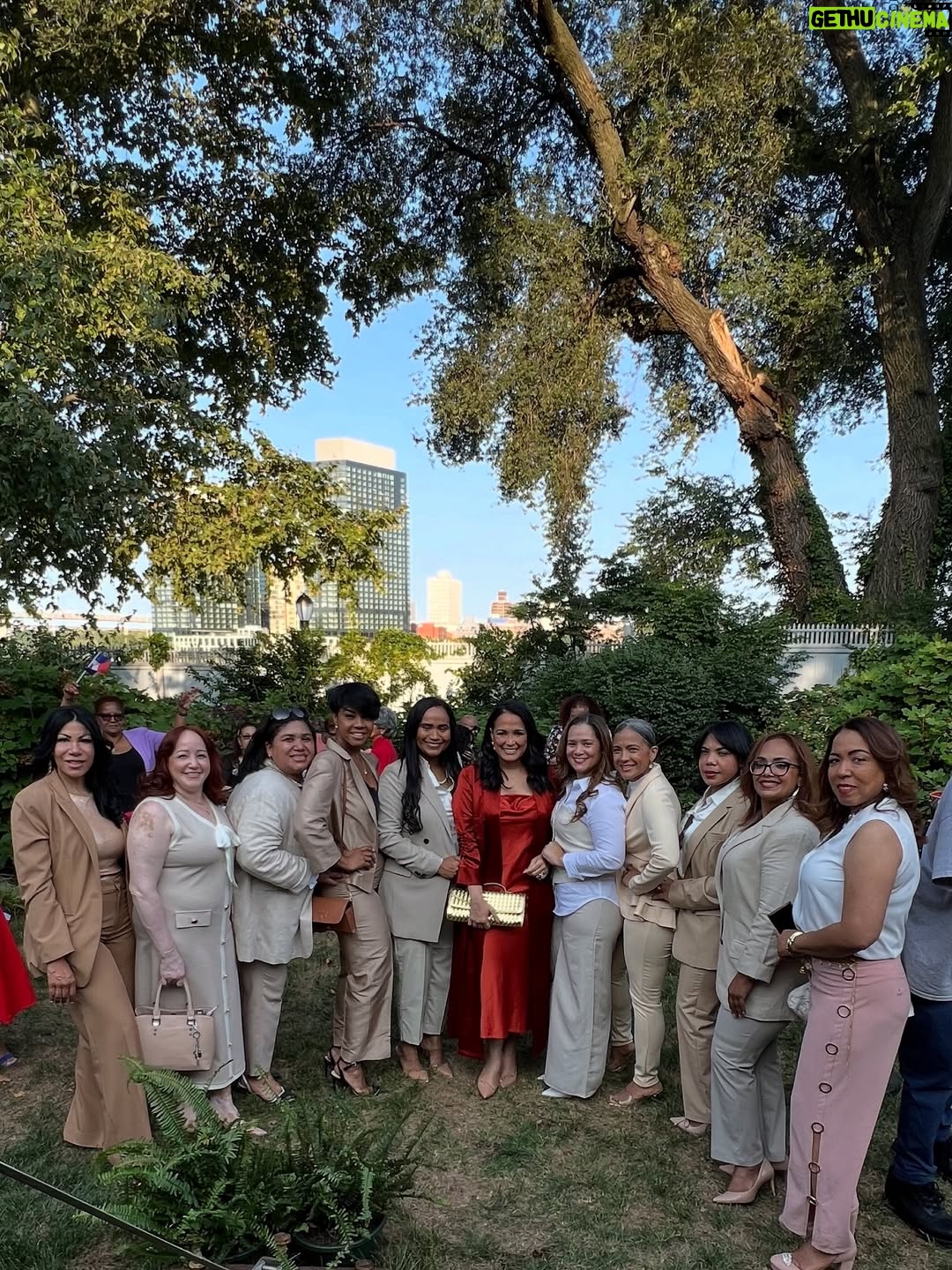 Celines Toribio - 3 Likes - Y así pasa la vida…..
.
AMANDO LAS HUELLAS QUE OTRAS PERSONAS DEJAN EN MI 😊🇩🇴
.
Desde el nuevo cónsul estadounidense en RD #williamswaney , nuevos miembros de INDEX , hasta un atardecer de trabajo pero junto a #mrbig ❤️
.
Desliza y mira en mi sonrisa el arte de COMPARTIR todo LO BUENO que tiene la vida. #feliz #agradecida #buenosamigos