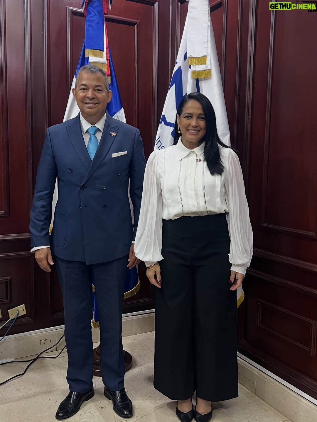 Celines Toribio - 3 Likes - Y así pasa la vida…..
.
AMANDO LAS HUELLAS QUE OTRAS PERSONAS DEJAN EN MI 😊🇩🇴
.
Desde el nuevo cónsul estadounidense en RD #williamswaney , nuevos miembros de INDEX , hasta un atardecer de trabajo pero junto a #mrbig ❤️
.
Desliza y mira en mi sonrisa el arte de COMPARTIR todo LO BUENO que tiene la vida. #feliz #agradecida #buenosamigos