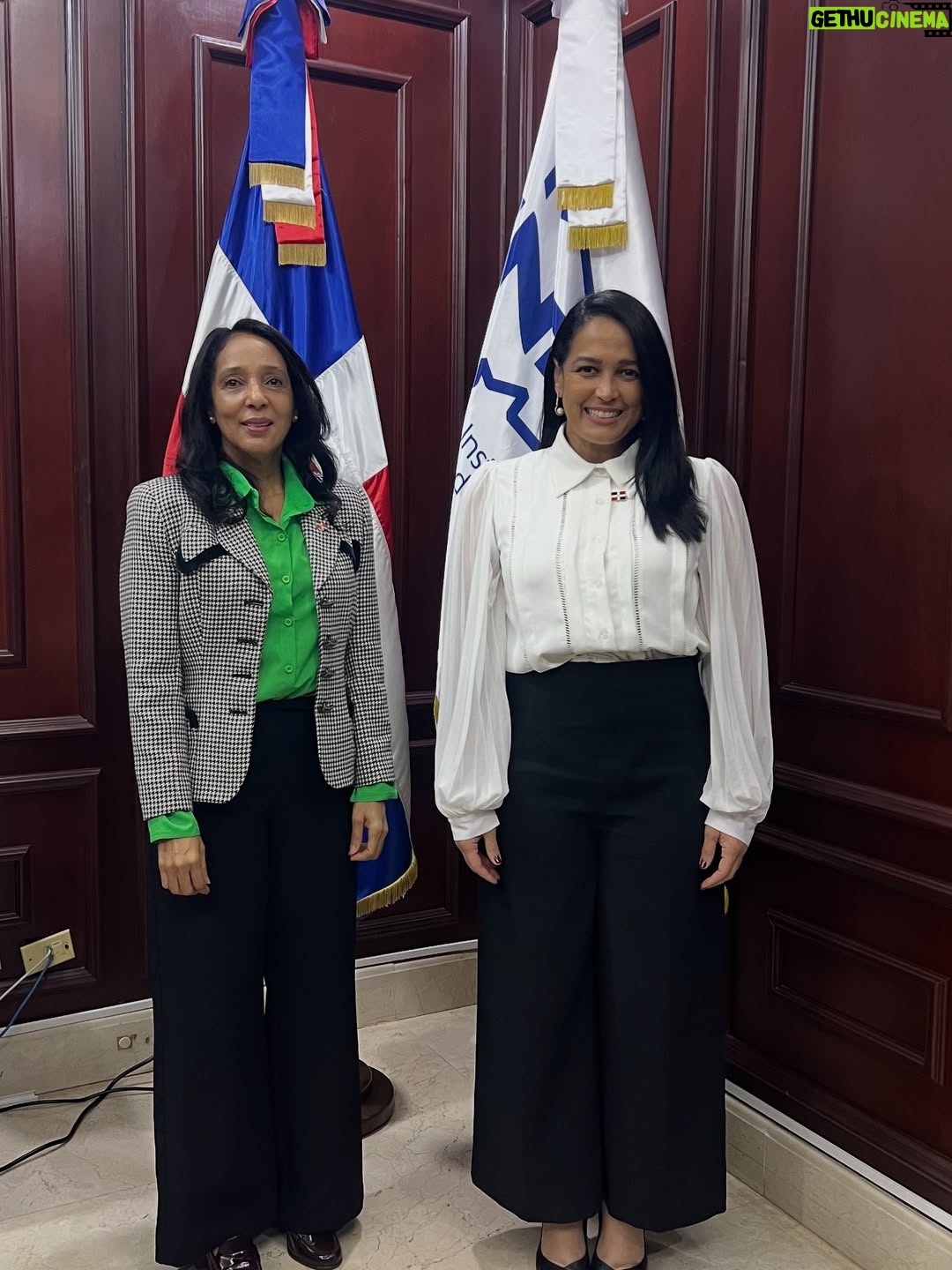 Celines Toribio - 3 Likes - Y así pasa la vida…..
.
AMANDO LAS HUELLAS QUE OTRAS PERSONAS DEJAN EN MI 😊🇩🇴
.
Desde el nuevo cónsul estadounidense en RD #williamswaney , nuevos miembros de INDEX , hasta un atardecer de trabajo pero junto a #mrbig ❤️
.
Desliza y mira en mi sonrisa el arte de COMPARTIR todo LO BUENO que tiene la vida. #feliz #agradecida #buenosamigos
