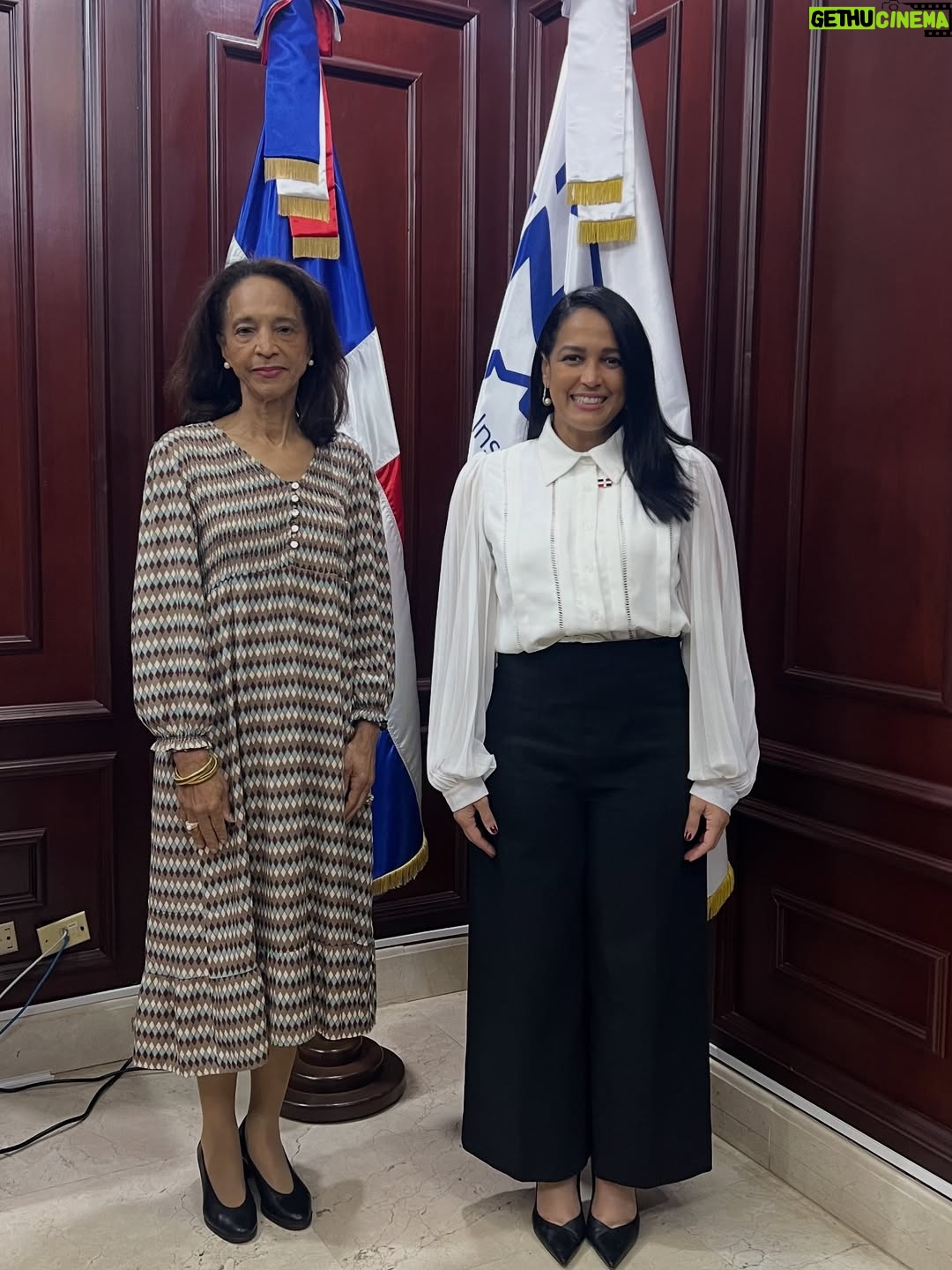 Celines Toribio - 3 Likes - Y así pasa la vida…..
.
AMANDO LAS HUELLAS QUE OTRAS PERSONAS DEJAN EN MI 😊🇩🇴
.
Desde el nuevo cónsul estadounidense en RD #williamswaney , nuevos miembros de INDEX , hasta un atardecer de trabajo pero junto a #mrbig ❤️
.
Desliza y mira en mi sonrisa el arte de COMPARTIR todo LO BUENO que tiene la vida. #feliz #agradecida #buenosamigos