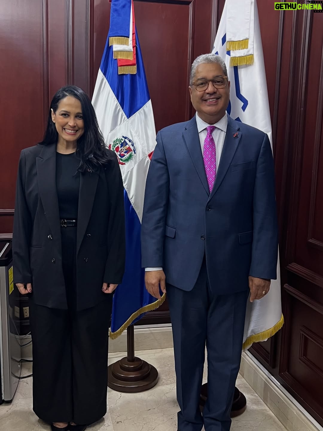 Celines Toribio - 3 Likes - Y así pasa la vida…..
.
AMANDO LAS HUELLAS QUE OTRAS PERSONAS DEJAN EN MI 😊🇩🇴
.
Desde el nuevo cónsul estadounidense en RD #williamswaney , nuevos miembros de INDEX , hasta un atardecer de trabajo pero junto a #mrbig ❤️
.
Desliza y mira en mi sonrisa el arte de COMPARTIR todo LO BUENO que tiene la vida. #feliz #agradecida #buenosamigos