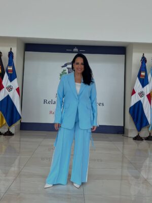 Celines Toribio Instagram - šš Desliza šš fotitos que voy tomando.
.
La vida va y viene y la felicidad del deber cumplido que no te la quite NADIE š
.
Mucho trabajo.
Cientos de reuniones
Muchos viajes
Impactando vidas
Y yo solo puedo decir GRACIAS š #feliz #positiva š¤ #somethinggoodiscoming #seguimos #trabajando #cadadiamejor @indexdomrd š©š“šš»
.
Tengo la memoria llena de fotos y momentos laborales š©š“šš»
