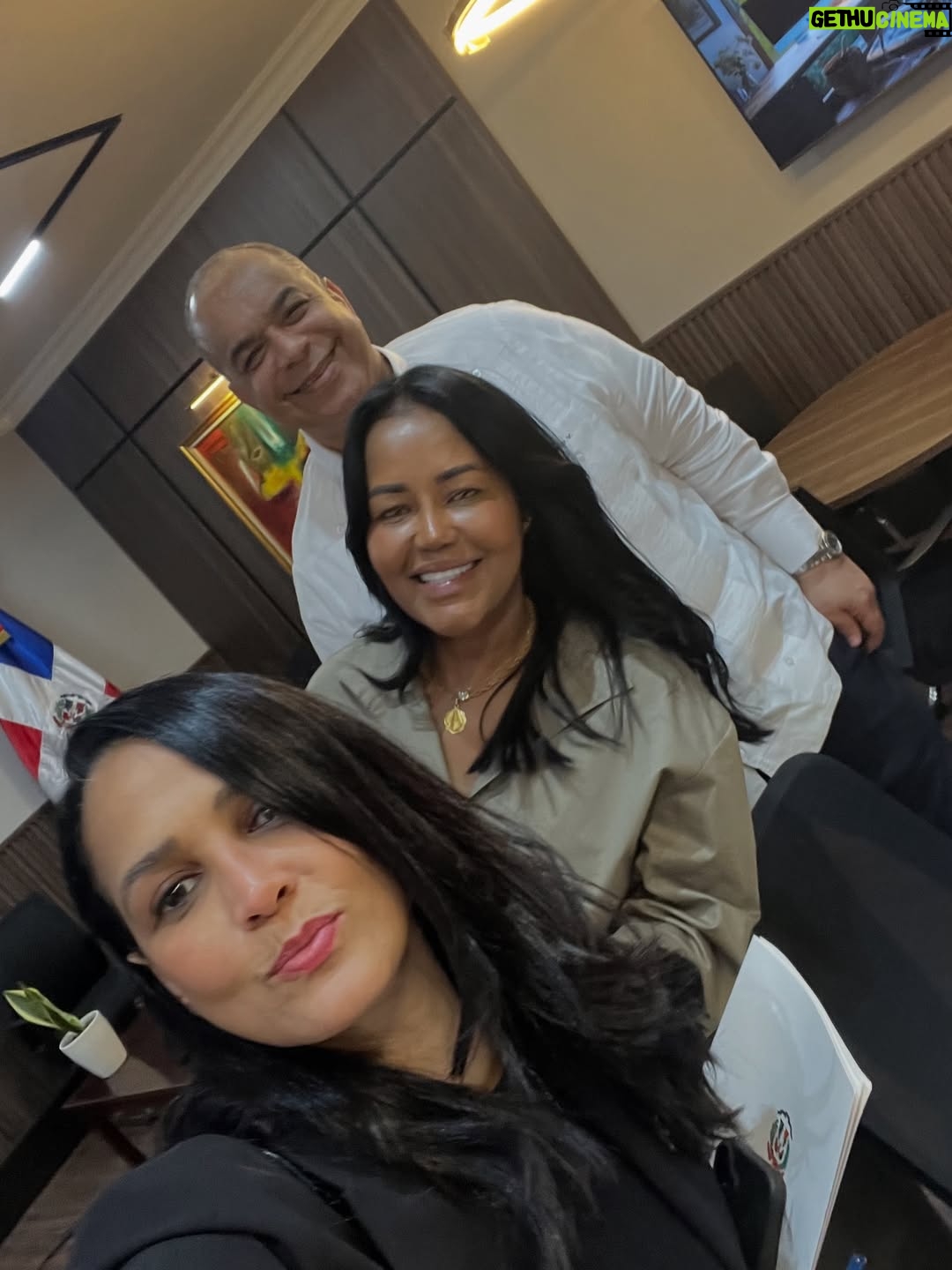Celines Toribio - 3 Likes - Y así pasa la vida…..
.
AMANDO LAS HUELLAS QUE OTRAS PERSONAS DEJAN EN MI 😊🇩🇴
.
Desde el nuevo cónsul estadounidense en RD #williamswaney , nuevos miembros de INDEX , hasta un atardecer de trabajo pero junto a #mrbig ❤️
.
Desliza y mira en mi sonrisa el arte de COMPARTIR todo LO BUENO que tiene la vida. #feliz #agradecida #buenosamigos