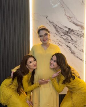Chacha Maembong Instagram - i know it kinda late for post raya day 1 but ya here it is!
Having a great moment with family sampai lupa nak post!😅 anyways selamat hari raya!!! #ccm #lovelifetothefullest #selamathariraya ❤️❤️
