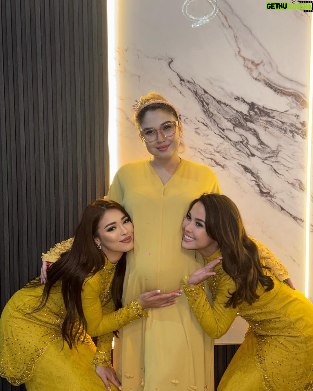 Chacha Maembong - 17.3K Likes - i know it kinda late for post raya day 1 but ya here it is! 
Having a great moment with family sampai lupa nak post!😅 anyways selamat hari raya!!! #ccm #lovelifetothefullest #selamathariraya ❤️❤️
