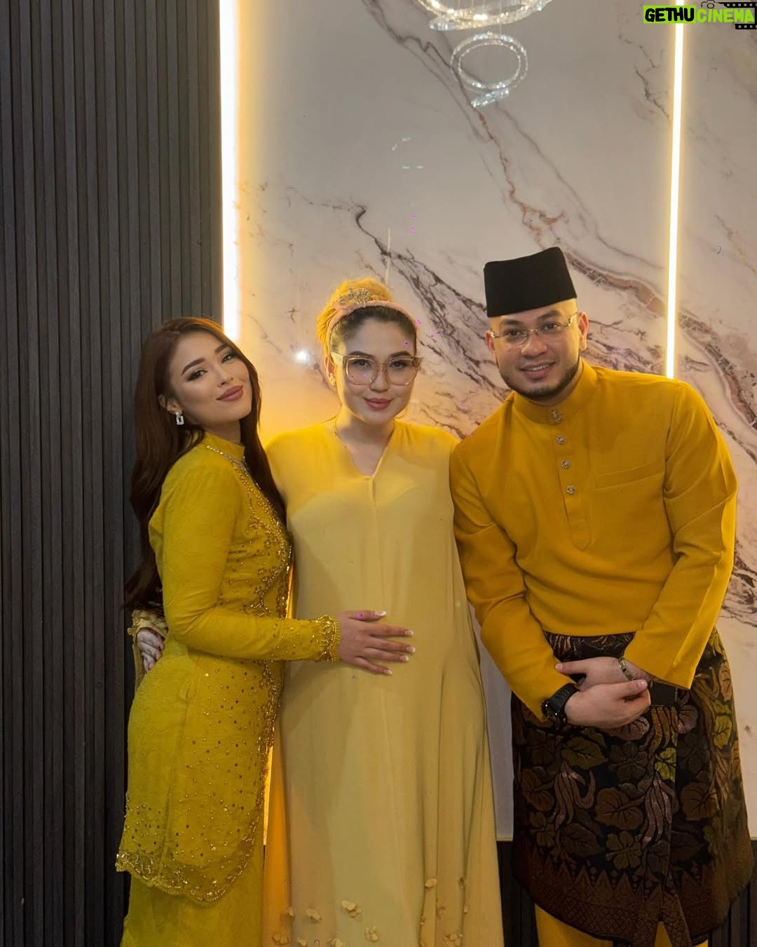 Chacha Maembong - 17.3K Likes - i know it kinda late for post raya day 1 but ya here it is! 
Having a great moment with family sampai lupa nak post!😅 anyways selamat hari raya!!! #ccm #lovelifetothefullest #selamathariraya ❤️❤️