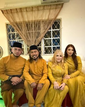 Chacha Maembong Instagram - i know it kinda late for post raya day 1 but ya here it is!
Having a great moment with family sampai lupa nak post!😅 anyways selamat hari raya!!! #ccm #lovelifetothefullest #selamathariraya ❤️❤️