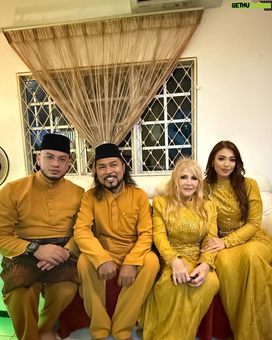 Chacha Maembong - 17.3K Likes - i know it kinda late for post raya day 1 but ya here it is! 
Having a great moment with family sampai lupa nak post!😅 anyways selamat hari raya!!! #ccm #lovelifetothefullest #selamathariraya ❤️❤️