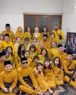 Chacha Maembong Instagram - i know it kinda late for post raya day 1 but ya here it is! 
Having a great moment with family sampai lupa nak post!😅 anyways selamat hari raya!!! #ccm #lovelifetothefullest #selamathariraya ❤️❤️