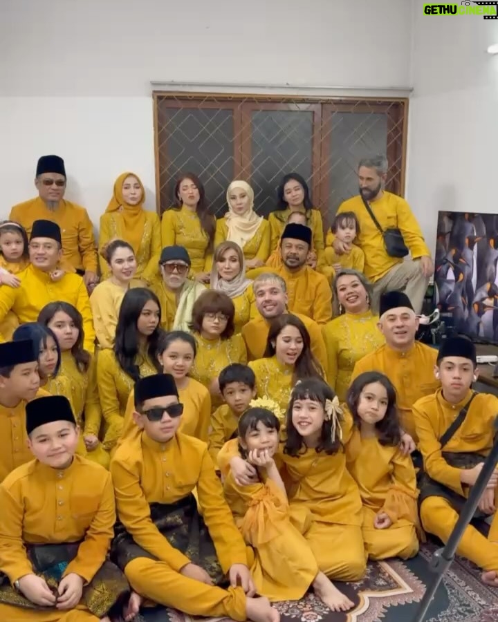 Chacha Maembong - 17.3K Likes - i know it kinda late for post raya day 1 but ya here it is! 
Having a great moment with family sampai lupa nak post!😅 anyways selamat hari raya!!! #ccm #lovelifetothefullest #selamathariraya ❤️❤️