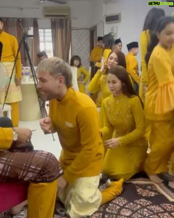 Chacha Maembong - 17.3K Likes - i know it kinda late for post raya day 1 but ya here it is! 
Having a great moment with family sampai lupa nak post!😅 anyways selamat hari raya!!! #ccm #lovelifetothefullest #selamathariraya ❤️❤️