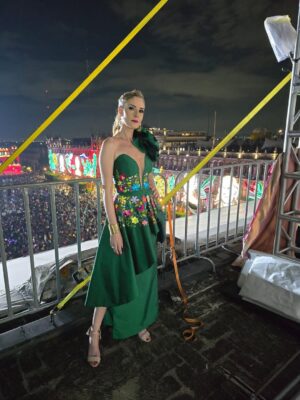 Chantal Andere Instagram - Gran día conduciendo “el grito de independencia de México “ VIVA MEXICO 🇲🇽🇲🇽🇲🇽 @telemundo @javierpoza @maribel_perez_makeup @carolina_gomez_marin @omarfernandez31 @ssmester @alepalomera1 @enriverolake 🌟🌟🌟