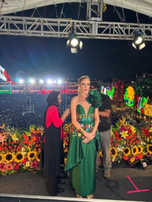 Chantal Andere Instagram - Gran día conduciendo “el grito de independencia de México “ VIVA MEXICO 🇲🇽🇲🇽🇲🇽 @telemundo @javierpoza @maribel_perez_makeup @carolina_gomez_marin @omarfernandez31 @ssmester @alepalomera1 @enriverolake 🌟🌟🌟
