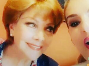 Chantal Andere Instagram - Mamá! Feliz cumpleaños!!🎁 No tengo más que agradecerle a la vida por poder seguir celebrándote y honrando tu vida. No hay palabras para expresar el amor tan inmenso que te tengo y lo bendecida que me siento de ser tu hija. Celebro a la maravillosa mujer, actriz,abuela, amiga, hija, suegra, esposa y gran ser humano que eres. Deseo con toda el alma seguir a tu lado muchos años mas. Que me seas eterna. Te amo con toda el alma y te admiro en todos los sentidos como no lo imaginas ma!!! Larga vida mi reina 🙏🏻🙌🏻❤️🌹 #mama #felizcumpleaños #teamo #blessed #gratitud #vida #mireina 🥳