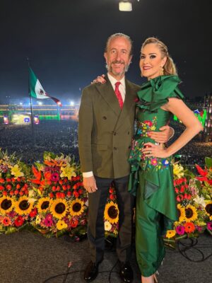 Chantal Andere Instagram - Gran día conduciendo “el grito de independencia de México “ VIVA MEXICO 🇲🇽🇲🇽🇲🇽 @telemundo @javierpoza @maribel_perez_makeup @carolina_gomez_marin @omarfernandez31 @ssmester @alepalomera1 @enriverolake 🌟🌟🌟
