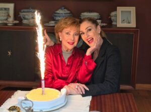 Chantal Andere Instagram - Mamá! Feliz cumpleaños!!🎁 No tengo más que agradecerle a la vida por poder seguir celebrándote y honrando tu vida. No hay palabras para expresar el amor tan inmenso que te tengo y lo bendecida que me siento de ser tu hija. Celebro a la maravillosa mujer, actriz,abuela, amiga, hija, suegra, esposa y gran ser humano que eres. Deseo con toda el alma seguir a tu lado muchos años mas. Que me seas eterna. Te amo con toda el alma y te admiro en todos los sentidos como no lo imaginas ma!!! Larga vida mi reina 🙏🏻🙌🏻❤️🌹 #mama #felizcumpleaños #teamo #blessed #gratitud #vida #mireina 🥳