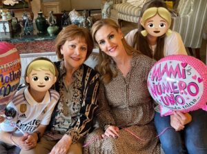 Chantal Andere Instagram - Mamá! Feliz cumpleaños!!🎁 No tengo más que agradecerle a la vida por poder seguir celebrándote y honrando tu vida. No hay palabras para expresar el amor tan inmenso que te tengo y lo bendecida que me siento de ser tu hija. Celebro a la maravillosa mujer, actriz,abuela, amiga, hija, suegra, esposa y gran ser humano que eres. Deseo con toda el alma seguir a tu lado muchos años mas. Que me seas eterna. Te amo con toda el alma y te admiro en todos los sentidos como no lo imaginas ma!!! Larga vida mi reina 🙏🏻🙌🏻❤️🌹 #mama #felizcumpleaños #teamo #blessed #gratitud #vida #mireina 🥳