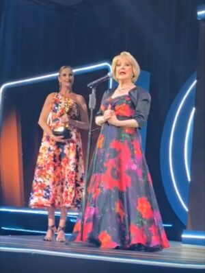 Chantal Andere Instagram - Anoche vivimos algo espectacular. Acompañar a mi mamá a recibir el “ARIEL DE ORO” por más de 6 décadas de trabajo ininterrumpido. Me estalla el corazón de orgullo y emoción. Gracias vida por este momento. Mamá te admiro y amo infinito ♾️ 
Gracias @academiacinemx por esta merecida distinción a mi mamá! Gracias al público, prensa, compañeros que la han apoyado y seguido por tantos años! Gracias @enriverolake por acompañarnos. Gracias @maldonadoyay por siempre estar con nosotras. GRACIAS A TOD@S!! #premioariel #vallarta #happy #blessedandthankful 🏆❤️💫🙌🏻🥰l