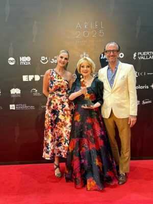 Chantal Andere Instagram - Anoche vivimos algo espectacular. Acompañar a mi mamá a recibir el “ARIEL DE ORO” por más de 6 décadas de trabajo ininterrumpido. Me estalla el corazón de orgullo y emoción. Gracias vida por este momento. Mamá te admiro y amo infinito ♾️ 
Gracias @academiacinemx por esta merecida distinción a mi mamá! Gracias al público, prensa, compañeros que la han apoyado y seguido por tantos años! Gracias @enriverolake por acompañarnos. Gracias @maldonadoyay por siempre estar con nosotras. GRACIAS A TOD@S!! #premioariel #vallarta #happy #blessedandthankful 🏆❤️💫🙌🏻🥰l