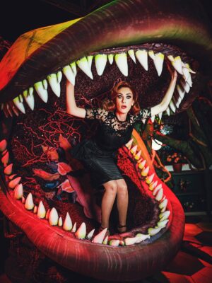 Chantal Andere Instagram - Querida @chanaandere ya nos debíamos esta sesión pero bien valió la pena la espera, te ves espectacular. @latienditadeloshorroresmexico #fotomau #latienditadeloshorrores #littleshopofhorrors