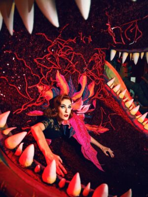 Chantal Andere Instagram - Querida @chanaandere ya nos debíamos esta sesión pero bien valió la pena la espera, te ves espectacular. @latienditadeloshorroresmexico #fotomau #latienditadeloshorrores #littleshopofhorrors
