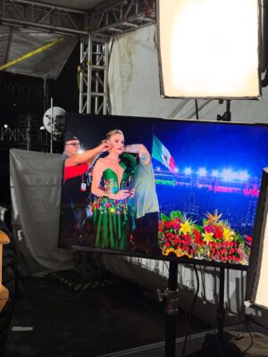 Chantal Andere Instagram - Gran día conduciendo “el grito de independencia de México “ VIVA MEXICO 🇲🇽🇲🇽🇲🇽 @telemundo @javierpoza @maribel_perez_makeup @carolina_gomez_marin @omarfernandez31 @ssmester @alepalomera1 @enriverolake 🌟🌟🌟