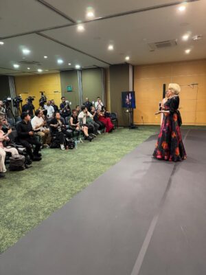Chantal Andere Instagram - Anoche vivimos algo espectacular. Acompañar a mi mamá a recibir el “ARIEL DE ORO” por más de 6 décadas de trabajo ininterrumpido. Me estalla el corazón de orgullo y emoción. Gracias vida por este momento. Mamá te admiro y amo infinito ♾️ 
Gracias @academiacinemx por esta merecida distinción a mi mamá! Gracias al público, prensa, compañeros que la han apoyado y seguido por tantos años! Gracias @enriverolake por acompañarnos. Gracias @maldonadoyay por siempre estar con nosotras. GRACIAS A TOD@S!! #premioariel #vallarta #happy #blessedandthankful 🏆❤️💫🙌🏻🥰l