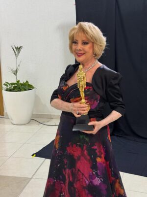 Chantal Andere Instagram - Anoche vivimos algo espectacular. Acompañar a mi mamá a recibir el “ARIEL DE ORO” por más de 6 décadas de trabajo ininterrumpido. Me estalla el corazón de orgullo y emoción. Gracias vida por este momento. Mamá te admiro y amo infinito ♾️ 
Gracias @academiacinemx por esta merecida distinción a mi mamá! Gracias al público, prensa, compañeros que la han apoyado y seguido por tantos años! Gracias @enriverolake por acompañarnos. Gracias @maldonadoyay por siempre estar con nosotras. GRACIAS A TOD@S!! #premioariel #vallarta #happy #blessedandthankful 🏆❤️💫🙌🏻🥰l